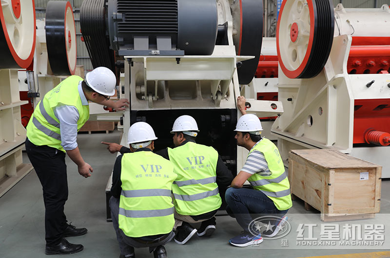 紅星客戶到廠近距離考察砂石破碎機(jī) 紅星客戶到廠近距離考察砂石破碎機(jī)