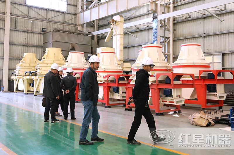 客戶到廠近距離考察小型沖擊式破碎機(jī) 客戶到廠近距離考察小型沖擊式破碎機(jī)