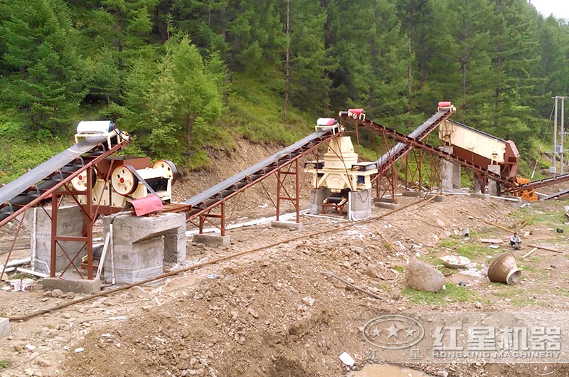 小型制砂生產(chǎn)線努力生產(chǎn)中！