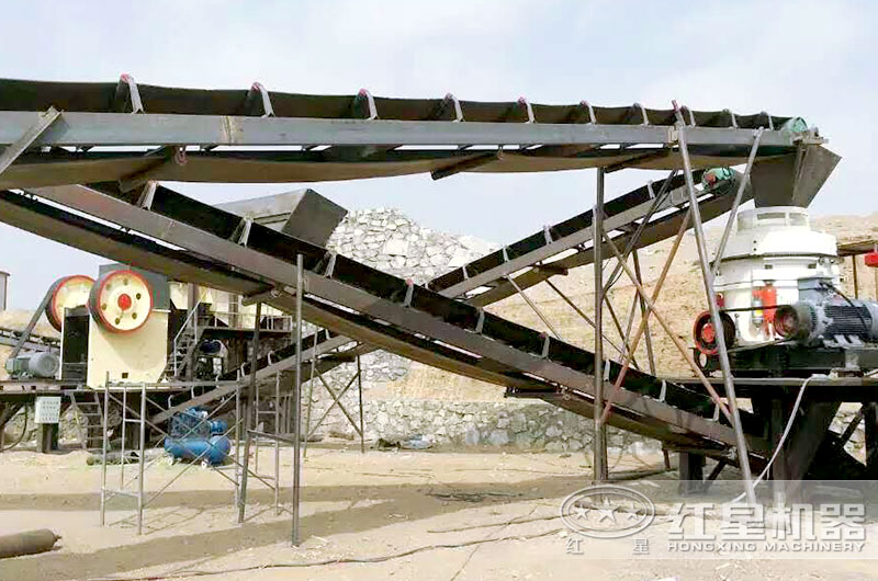 砂石生產線現場，粗碎破碎機為顎式破碎機