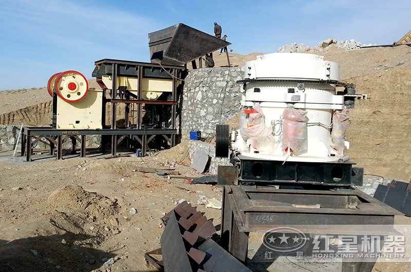 大夾石機(jī)生產(chǎn)線正在安裝，鄂破機(jī)和圓錐破已準(zhǔn)備就緒