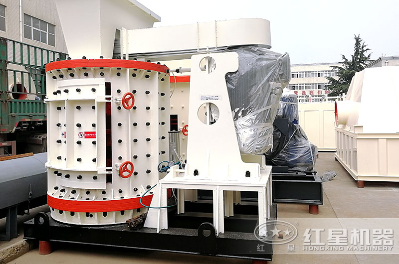 立式復(fù)合破碎機廠區(qū)實拍圖片