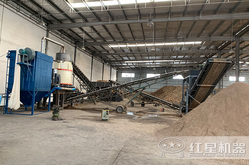 山東立式復(fù)合破碎機生產(chǎn)現(xiàn)場，封閉廠房，綠色環(huán)保