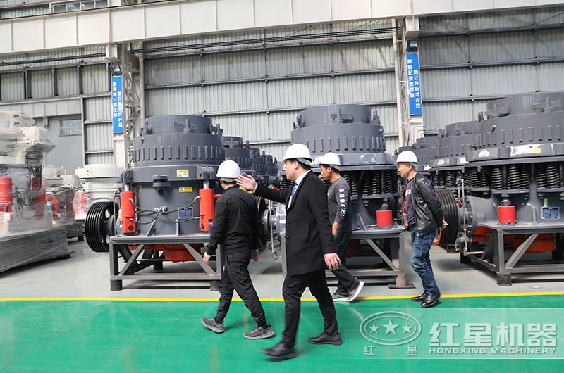 用戶到廠近距離考察硅石破碎機(jī)，專業(yè)人員全程陪同