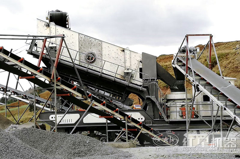 圓錐移動(dòng)破碎機(jī)設(shè)備生產(chǎn)現(xiàn)場，輪胎式