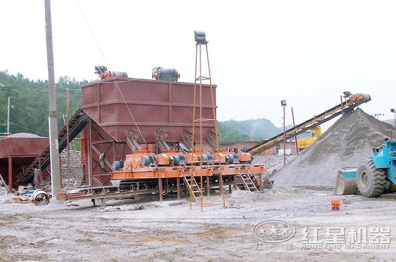 對(duì)輥破碎機(jī)生產(chǎn)現(xiàn)場(chǎng)，破碎河卵石