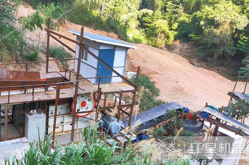 顎式破碎機(jī)生產(chǎn)現(xiàn)場(chǎng)，搭配圓錐破破碎硬料