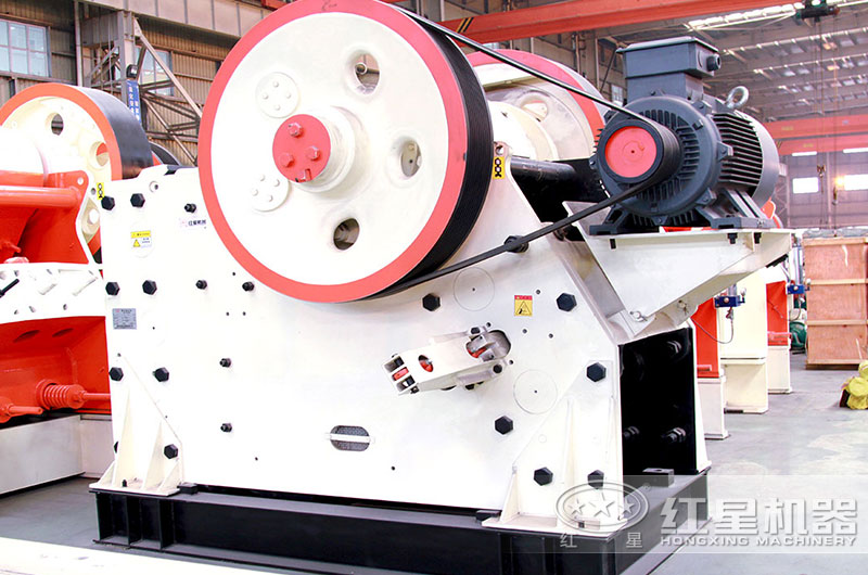 顎式破碎機車間實拍圖，現(xiàn)貨充足