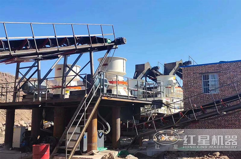 小石料中、細(xì)碎制砂現(xiàn)場(chǎng)